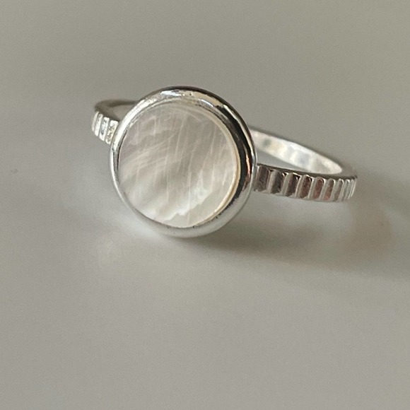 Mother of Pearl Sterling Silver Ring - Picture 8 of 10